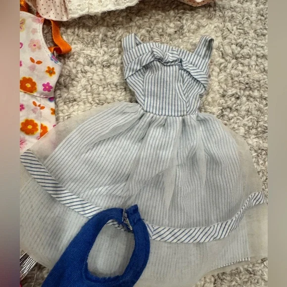 More Barbie clothes! Velvet hooded cape, hangers, scuba suit, vintage dresses.. - Picture 13 of 16